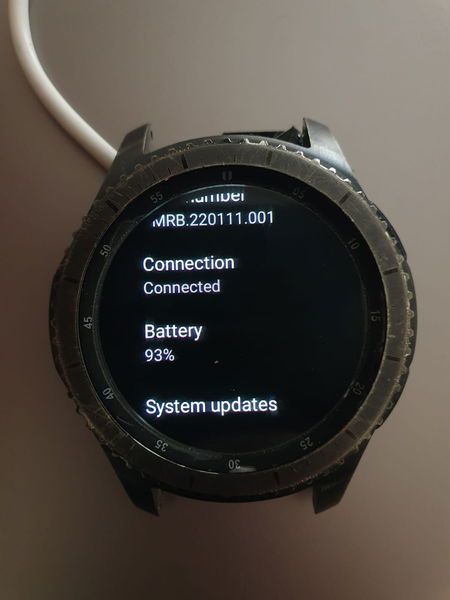 Instala WearOS en un smartwatch Samsung de hace 6 años y el resultado es cuanto menos curioso