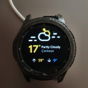 Instala WearOS en un smartwatch Samsung de hace 6 años y el resultado es cuanto menos curioso