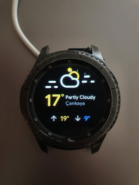 Instala WearOS en un smartwatch Samsung de hace 6 años y el resultado es cuanto menos curioso