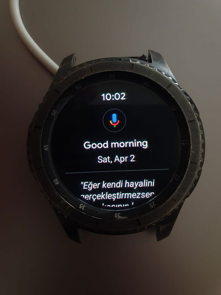 Instala WearOS en un smartwatch Samsung de hace 6 años y el resultado es cuanto menos curioso