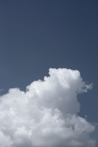 Fondo de pantalla aesthetic de cielo azul con nubes