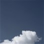 Fondo de pantalla aesthetic de cielo azul con nubes