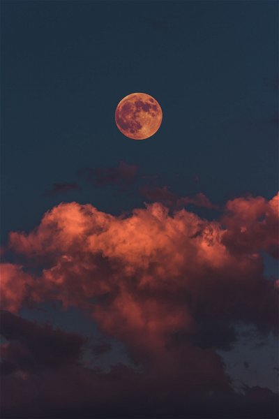 Fondo de pantalla aesthetic de cielo con luna