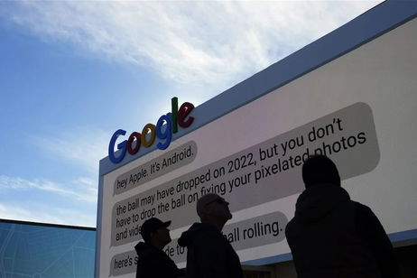 "Hola Apple, aquí Android": Google ataca a Apple con una gigantesca valla publicitaria en Las Vegas "Hola Apple, aquí Android": Google ataca a Apple con una gigantesca valla publicitaria en Las Vegas
