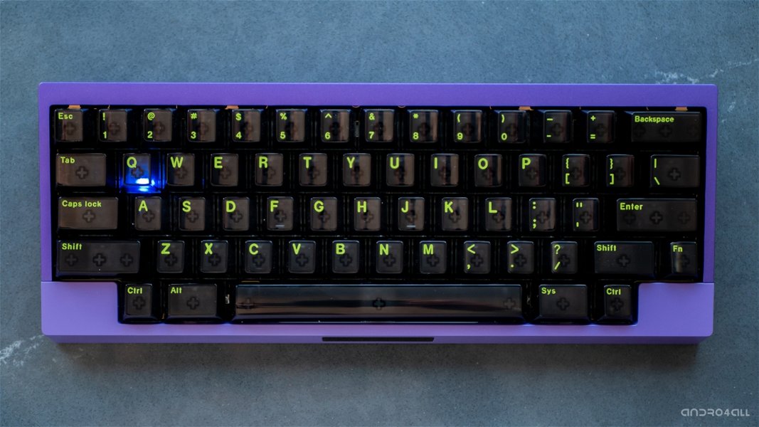 Este teclado mecánico inspirado en "Regreso al Futuro" cambia las flechas por un panel táctil. Lo probamos