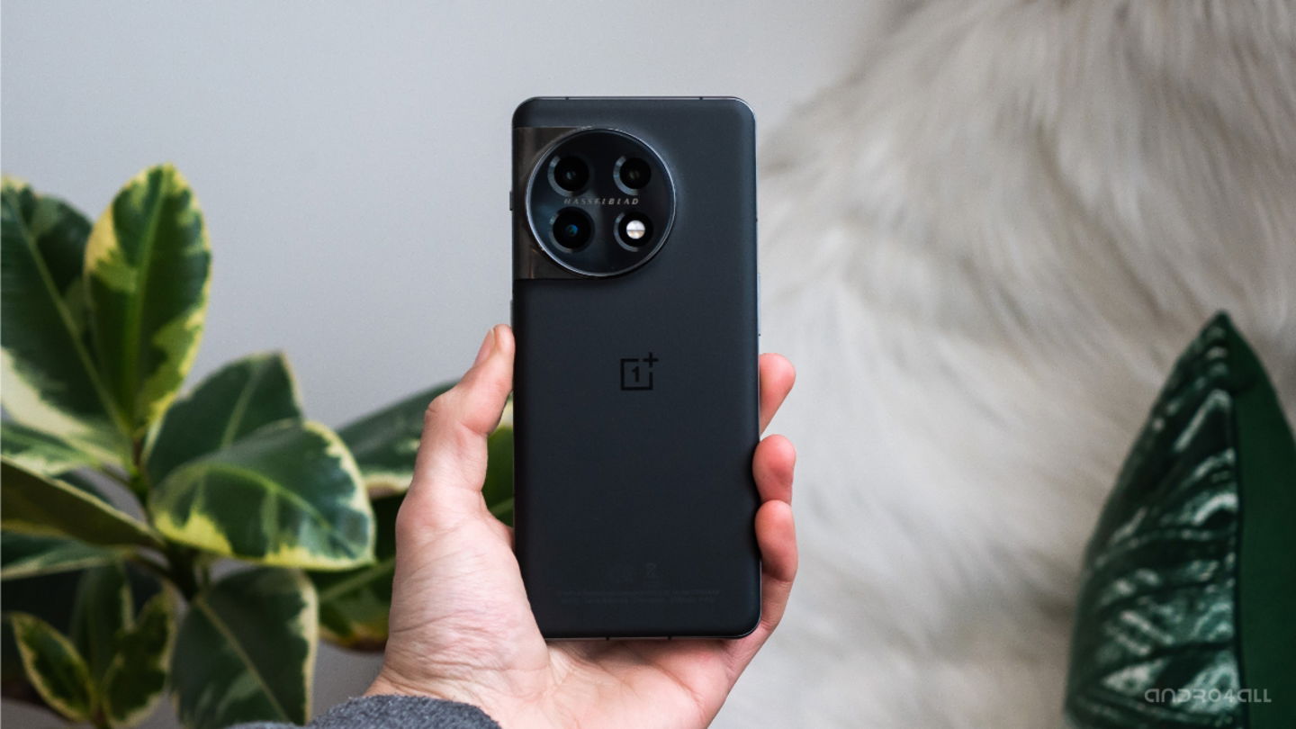 Parte trasera del OnePlus 11 en color negro