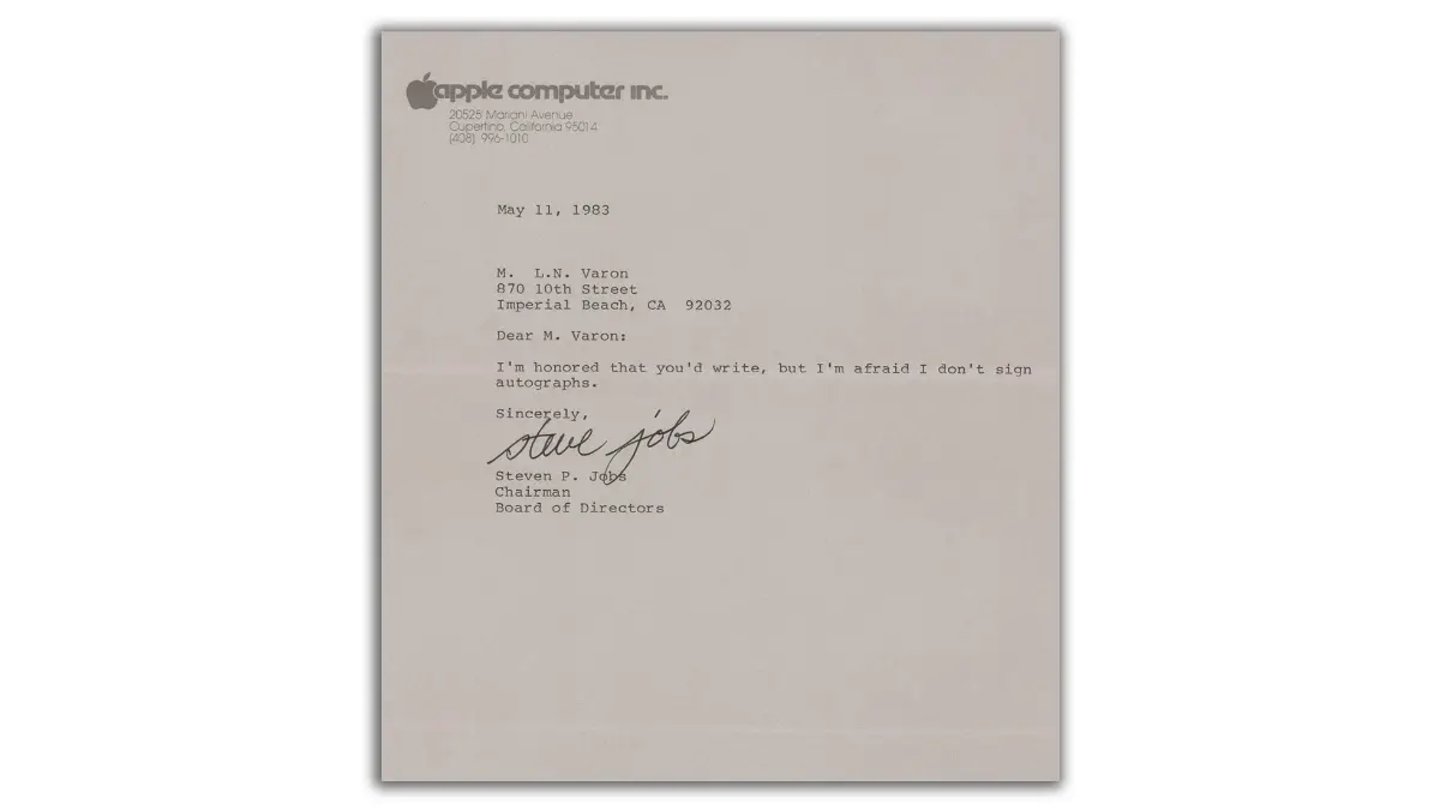 Steve Jobs explica que no firma autógrafos firmando un autógrafo de forma implícita