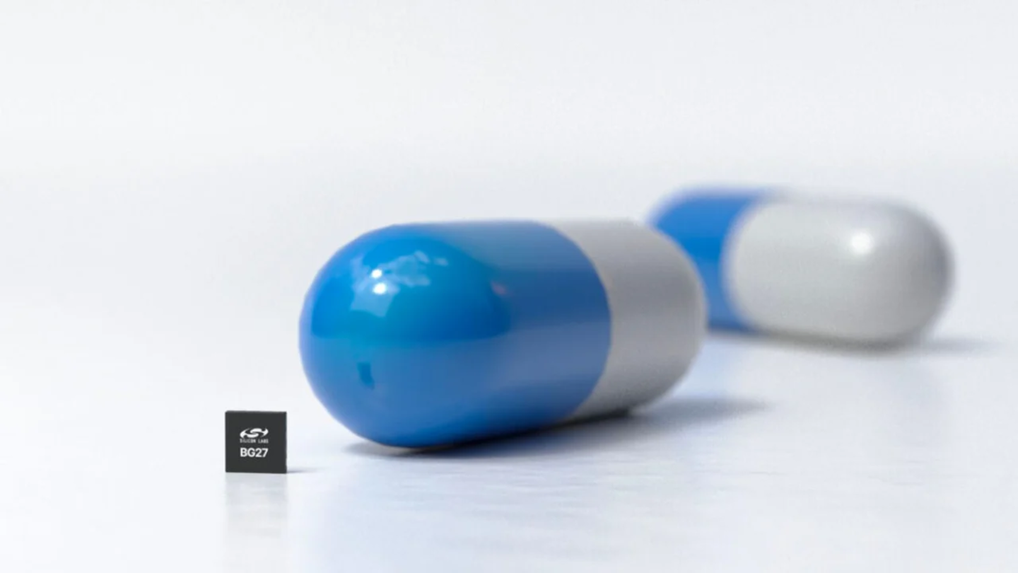 Se puede ver la proporción diminuta del chip en comparación con una pequeña pastilla