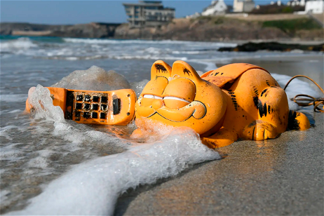 La historia de como una playa francesa fue invadida por teléfonos de Garfield durante casi 40 años