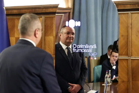 Black Mirror ya está aquí: el Gobierno de Rumanía atenderá las quejas de los ciudadanos con una IA Black Mirror ya está aquí: el Gobierno de Rumanía atenderá las quejas de los ciudadanos con una IA