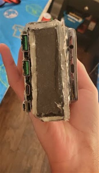 Por algún motivo alguien en Internet ha creado un super-Samsung con batería de 30.000 mAh