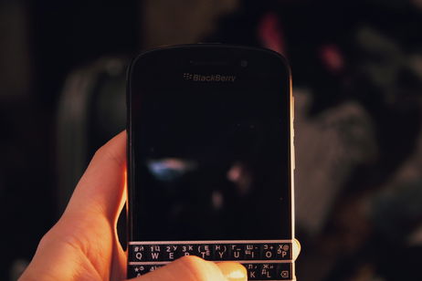 Ya puedes ver el tráiler de la película de BlackBerry, y tiene pintaza Ya puedes ver el tráiler de la película de BlackBerry, y tiene pintaza