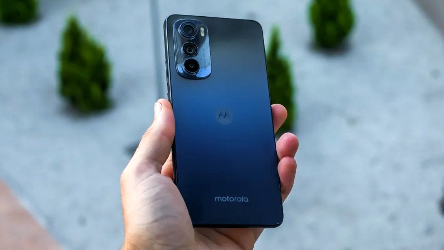 Trasera del Motorola Edge 30 en color azul
