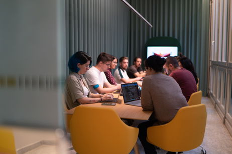 Ni crisis ni recesión: la brutal estrategia de la IA para despedirte y recontratarte por mucho menos dinero