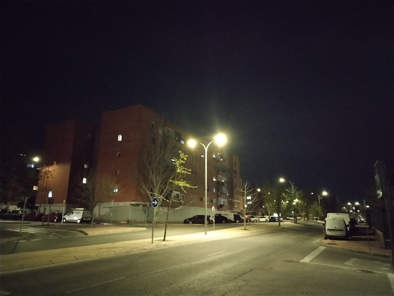 Una urbanización de noche