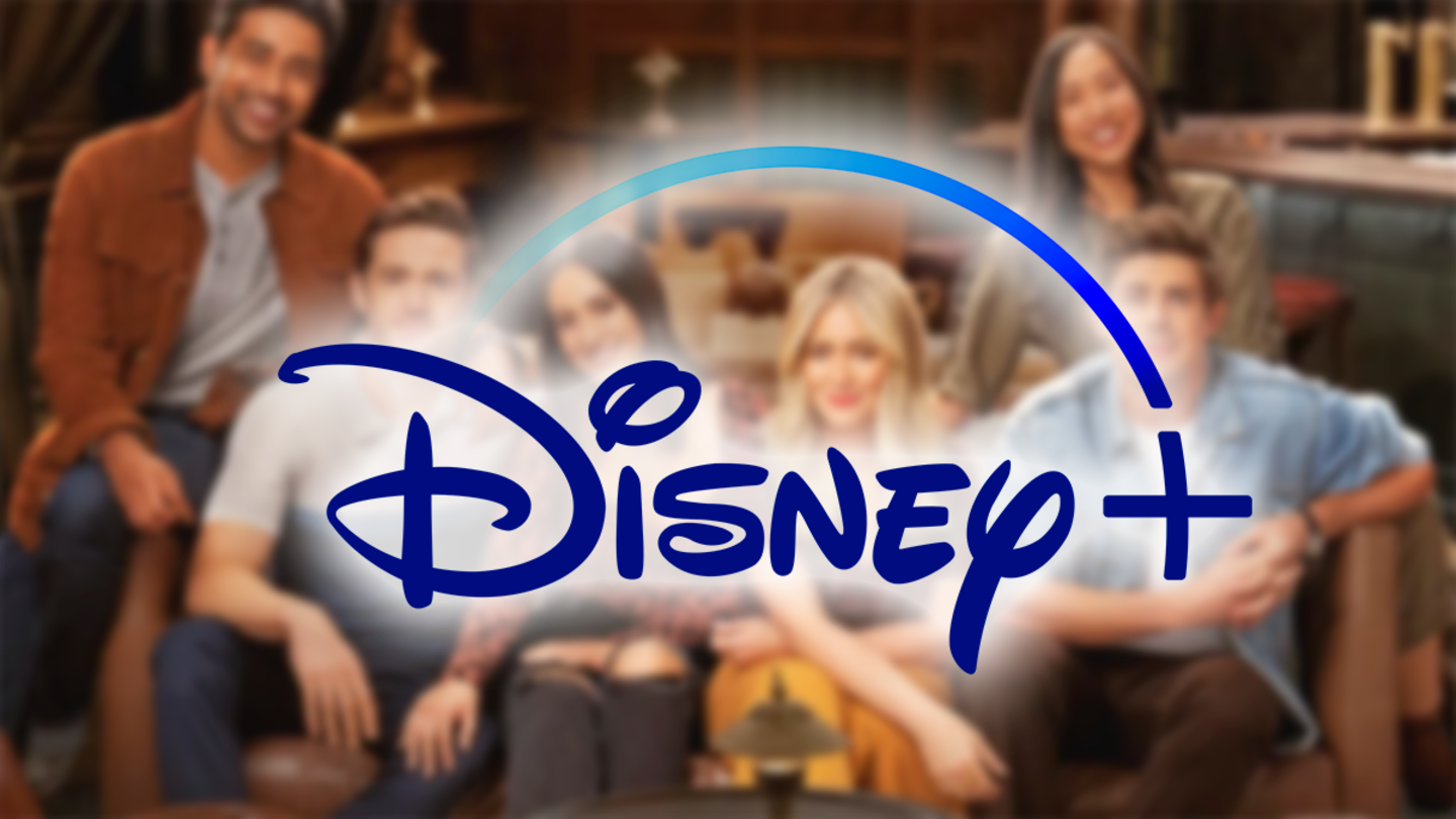 El logo de Disney+ y un fotograma de la serie más odiada