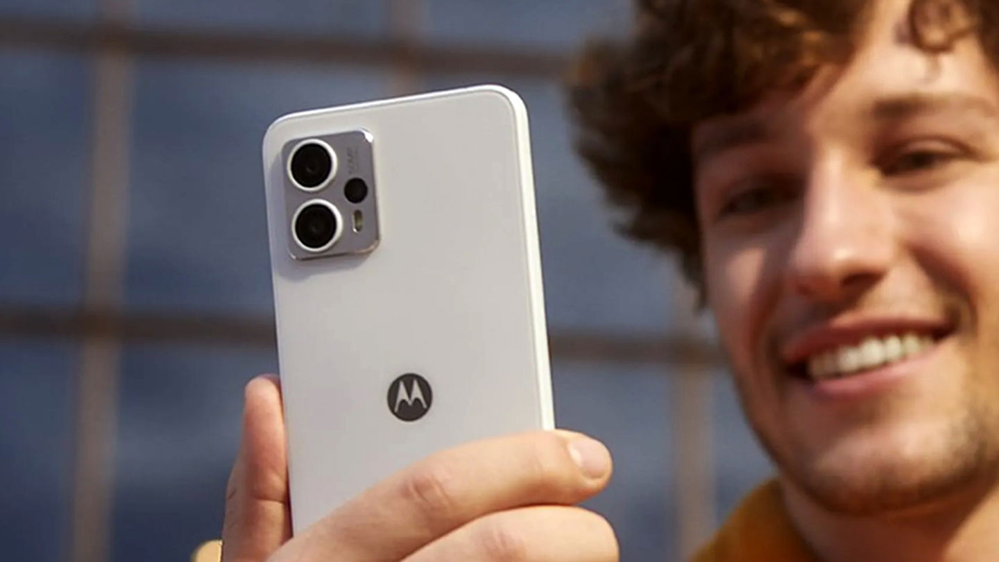 Motorola Moto G23 de color blanco en la mano de un chico.