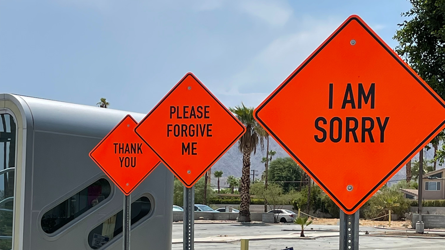 carteles de tráfico pidienod perdón