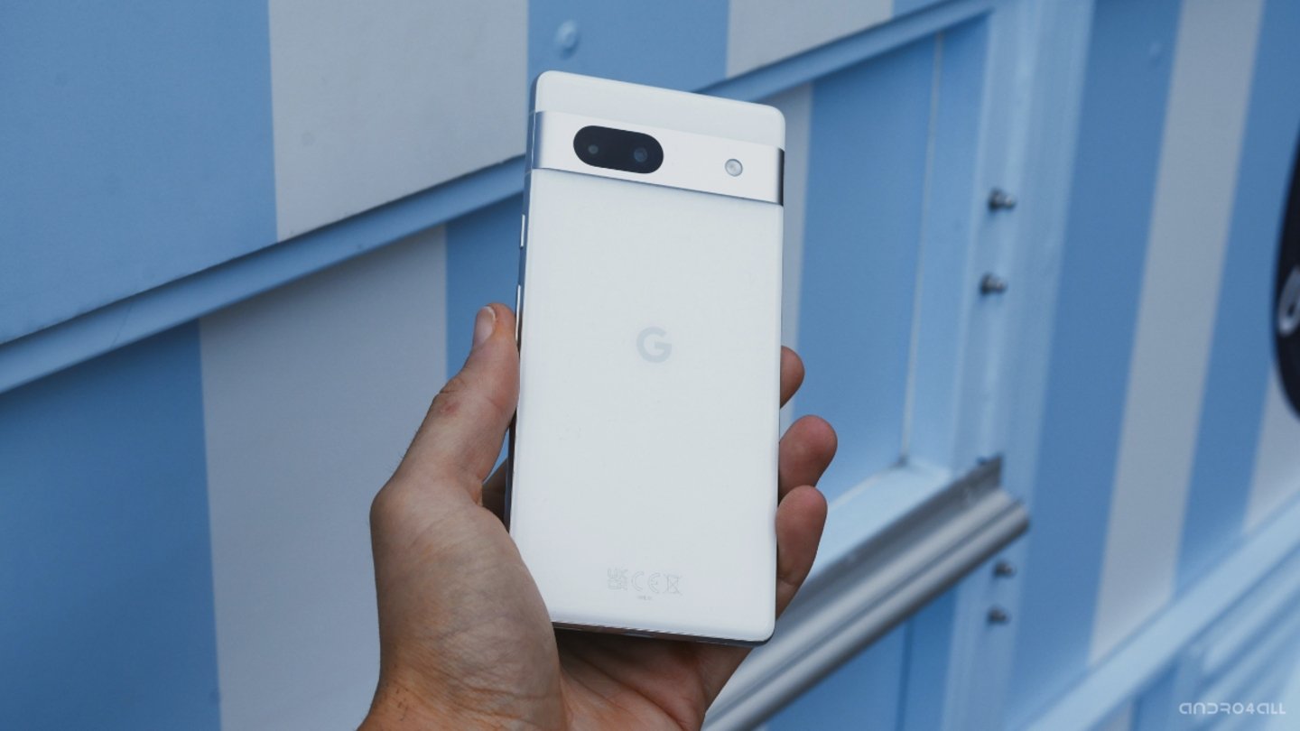 Google Pixel 7a blanco sobre fondo azul