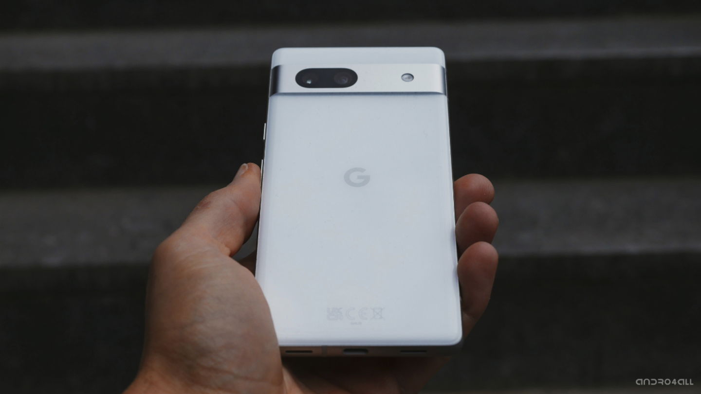 Google Pixel 7a, trasera e inferior