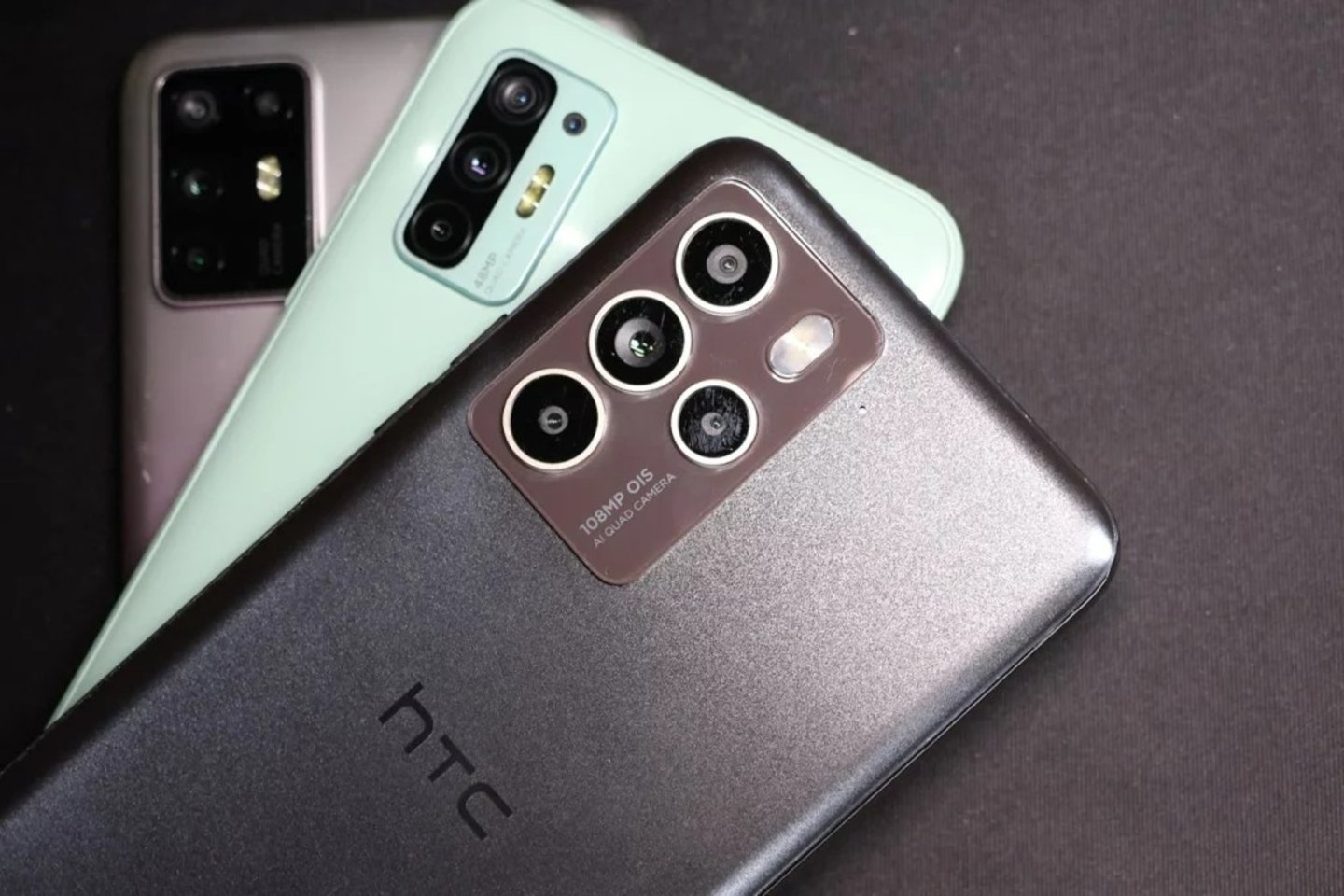 Puede parecer raro, pero HTC va a presentarnos otro 'flagship' en 2024