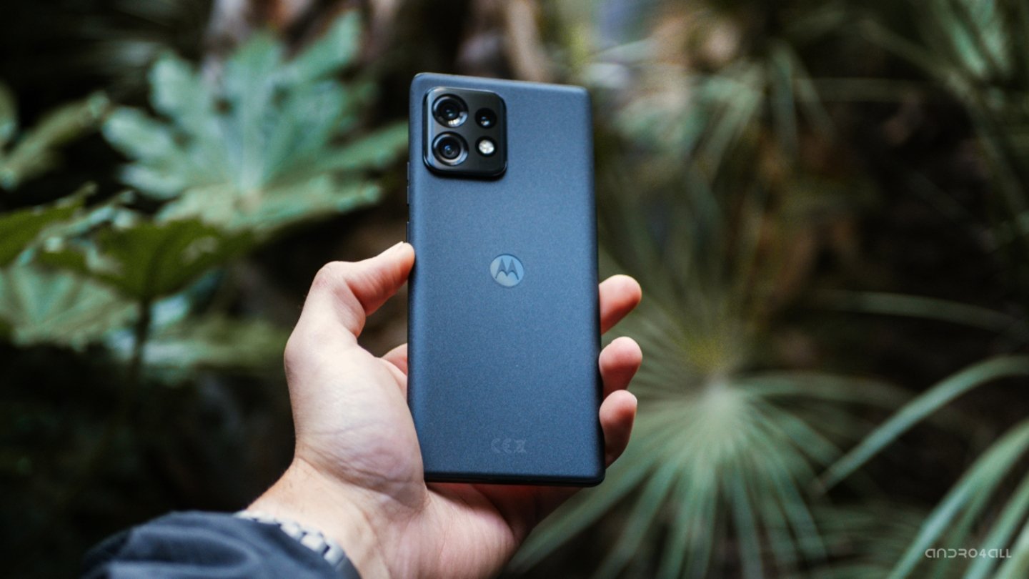 Motorola Edge 40 Pro en la mano