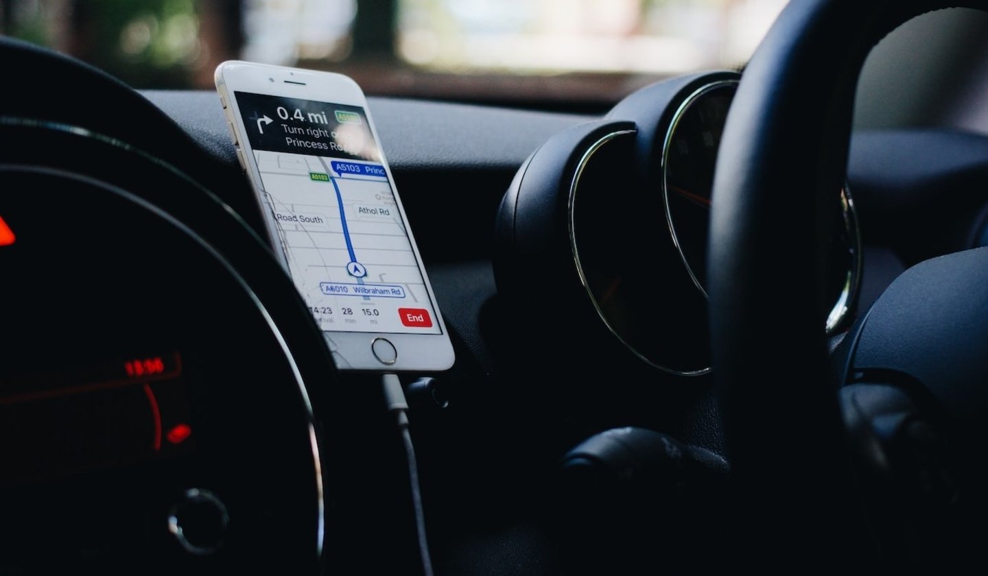 Cómo llevar el móvil en el coche sin peligro a las multas de la DGT