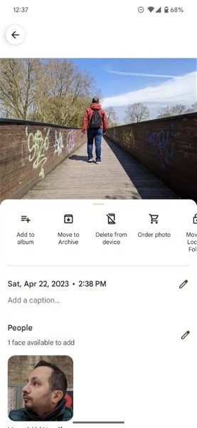 Ya no podrás escapar de Google Fotos: la app de Google ahora te reconoce hasta de espaldas