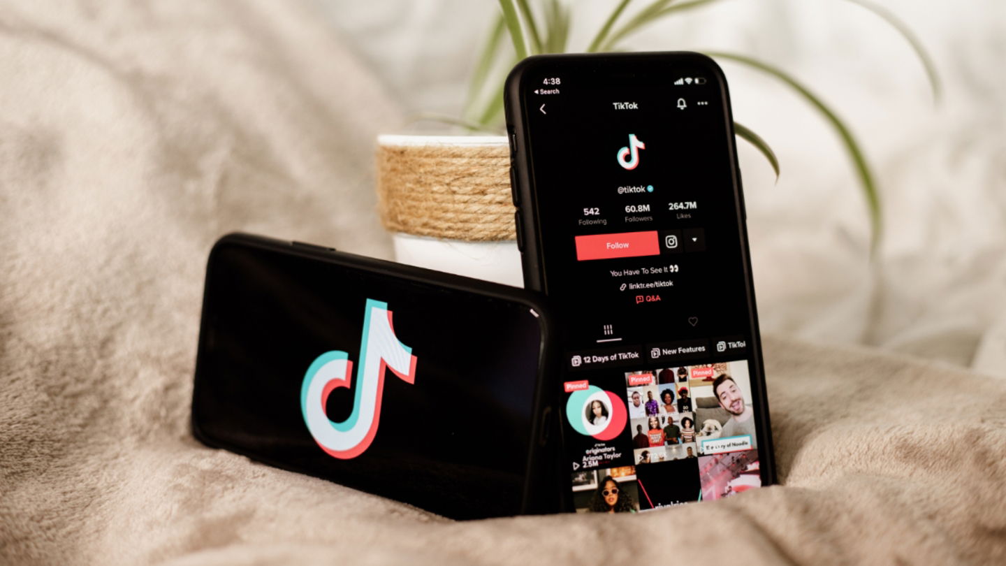 La app de TikTok en dos smartphones