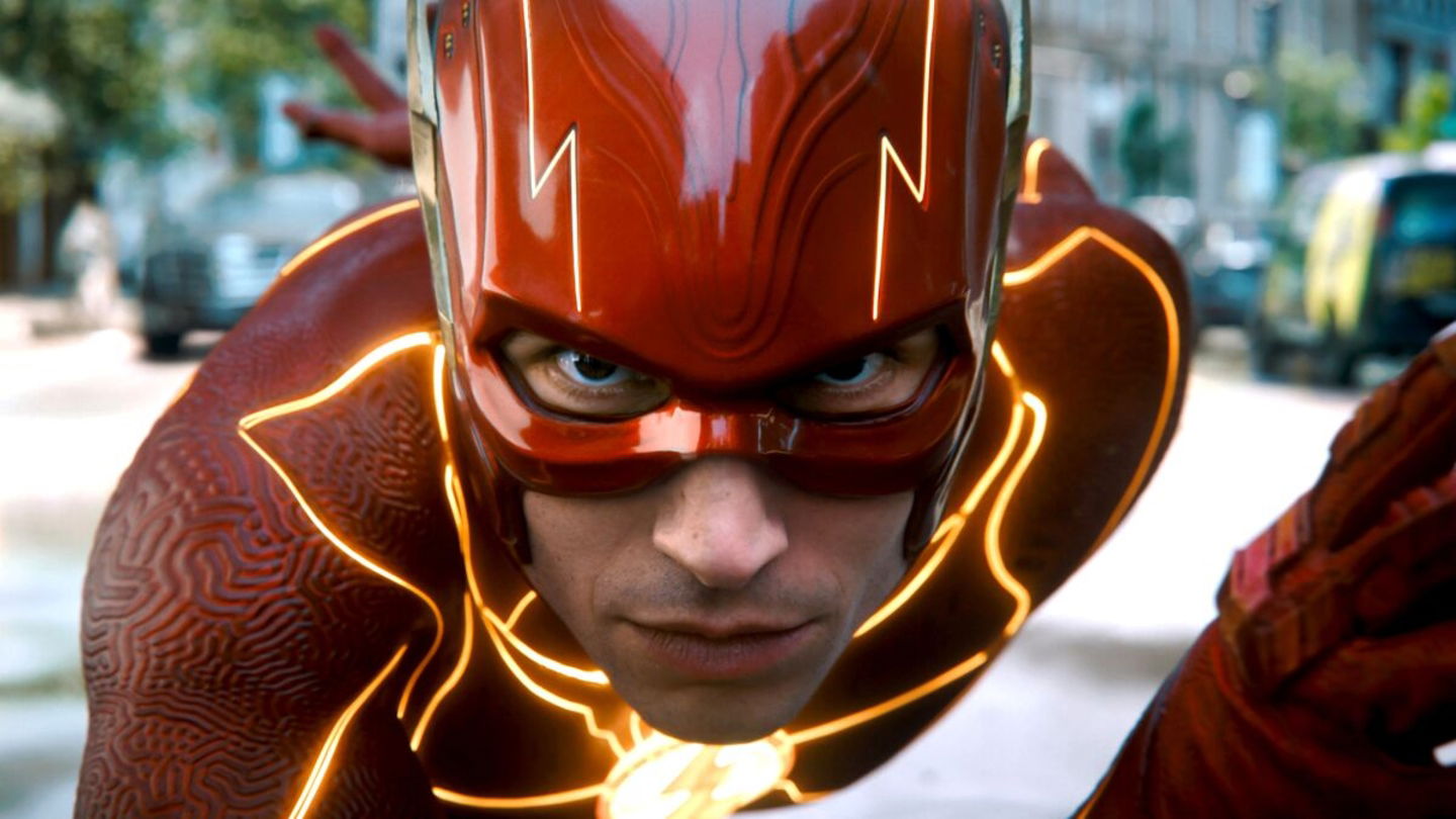 Flash corriendo a gran velocidad ante la cámara en un primer plano cerrado