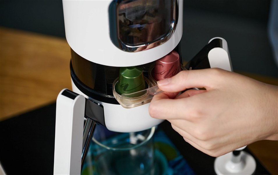 LG Duobo cafetera con forma de nave que es capaz de extraer café de dos cápsulas diferentes a la vez