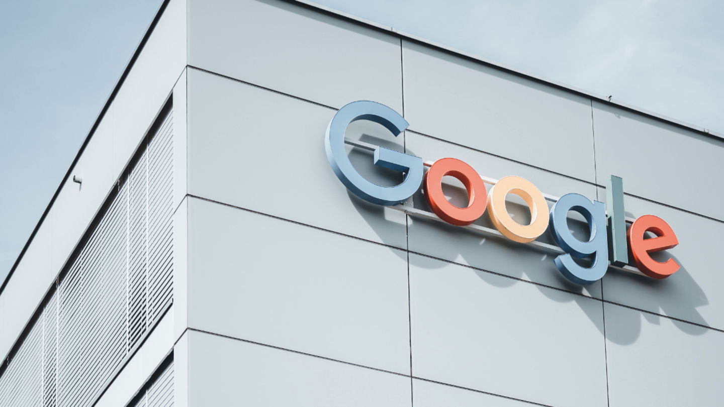 El logo de Google sobre una de las oficinas de la empresa