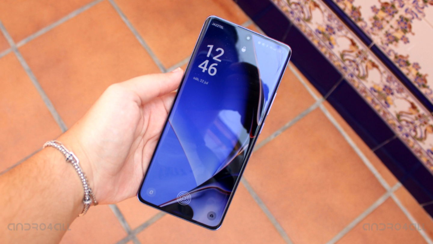 Pantalla del OPPO Reno 10 Pro 5G en exteriores