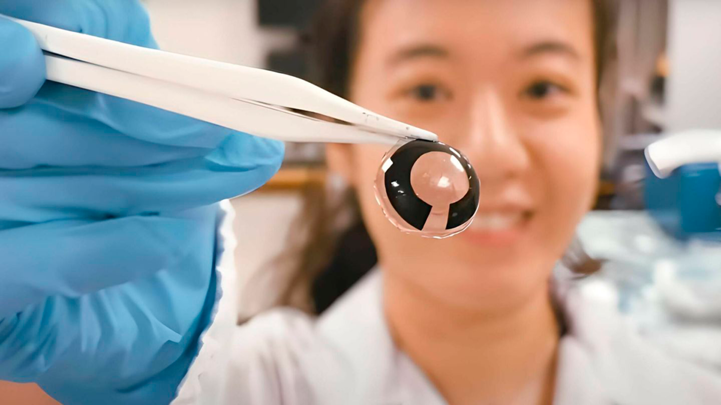 Una científica de Singapur sostiene una batería con forma de córnea