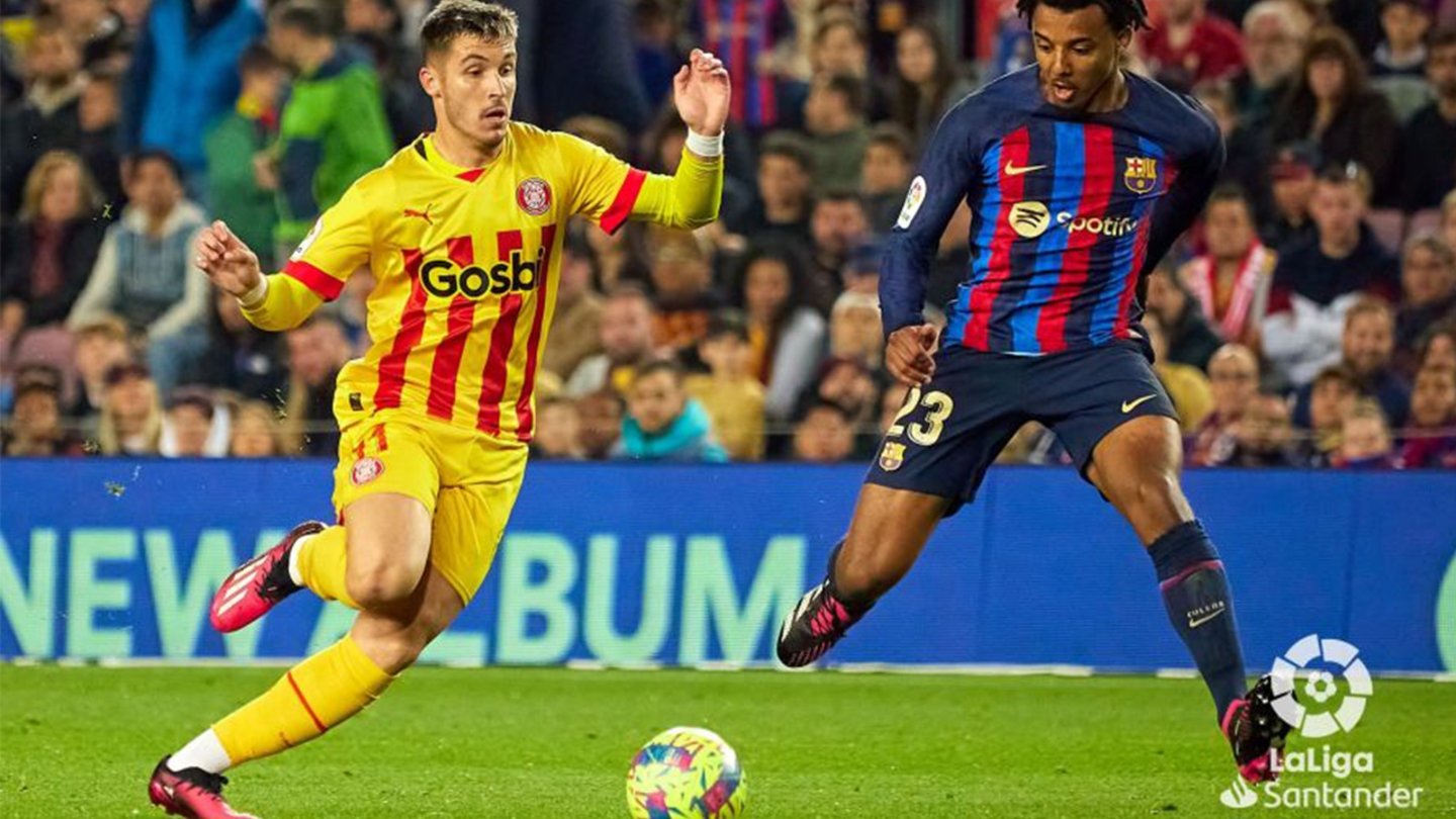 Kounde, del FC Barcelona, pugnando por un balón contra Valery, del Girona
