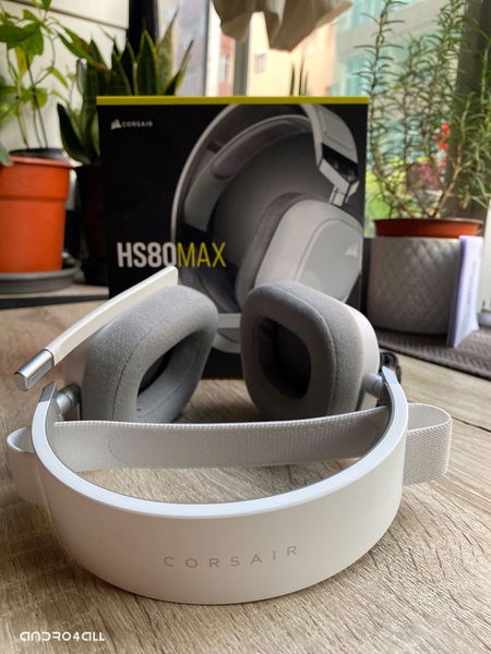 Auriculares Corsair HS80 Max con su caja de fondo