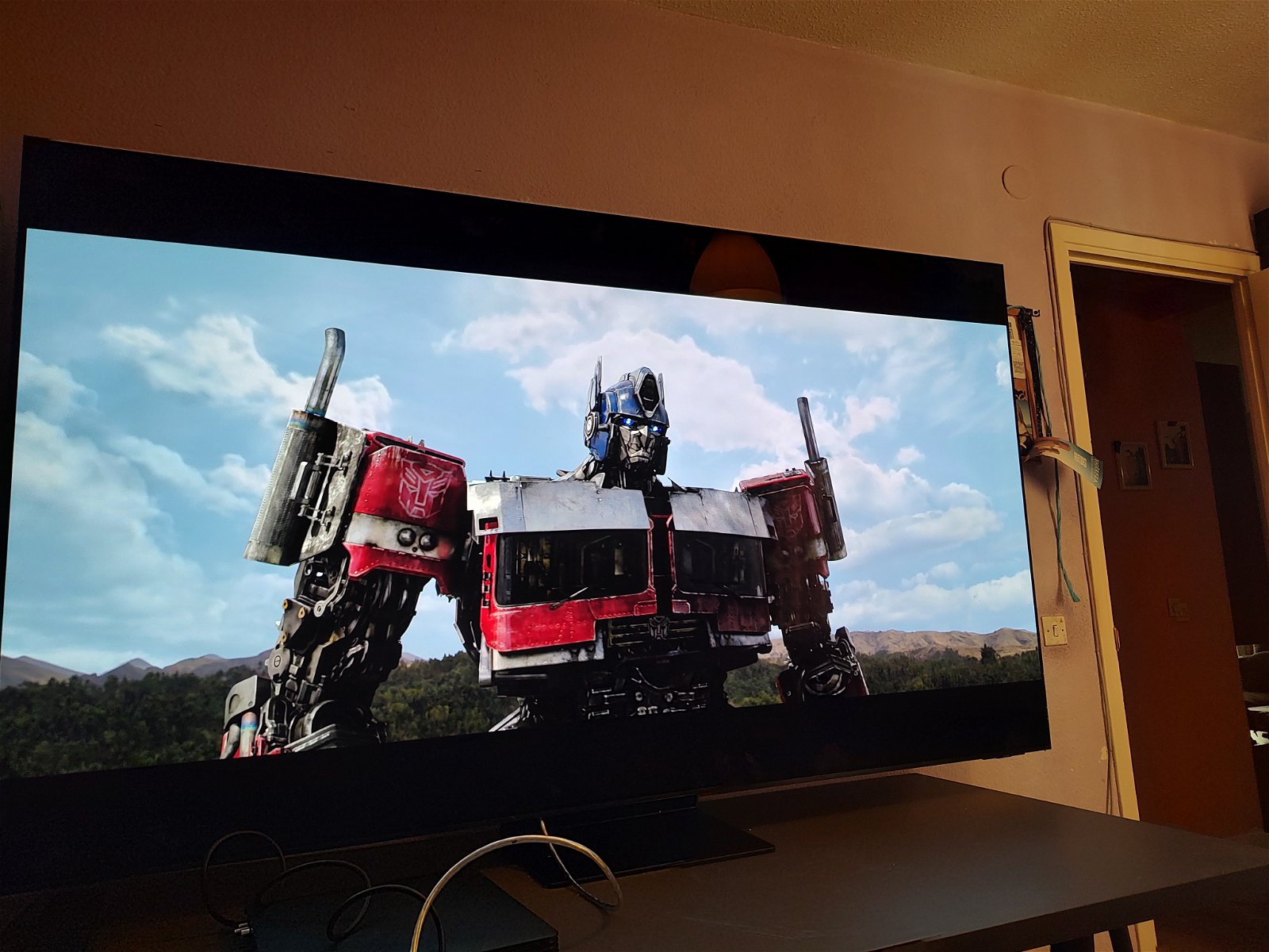 La samsung S95C con la película de Transformers en 4K