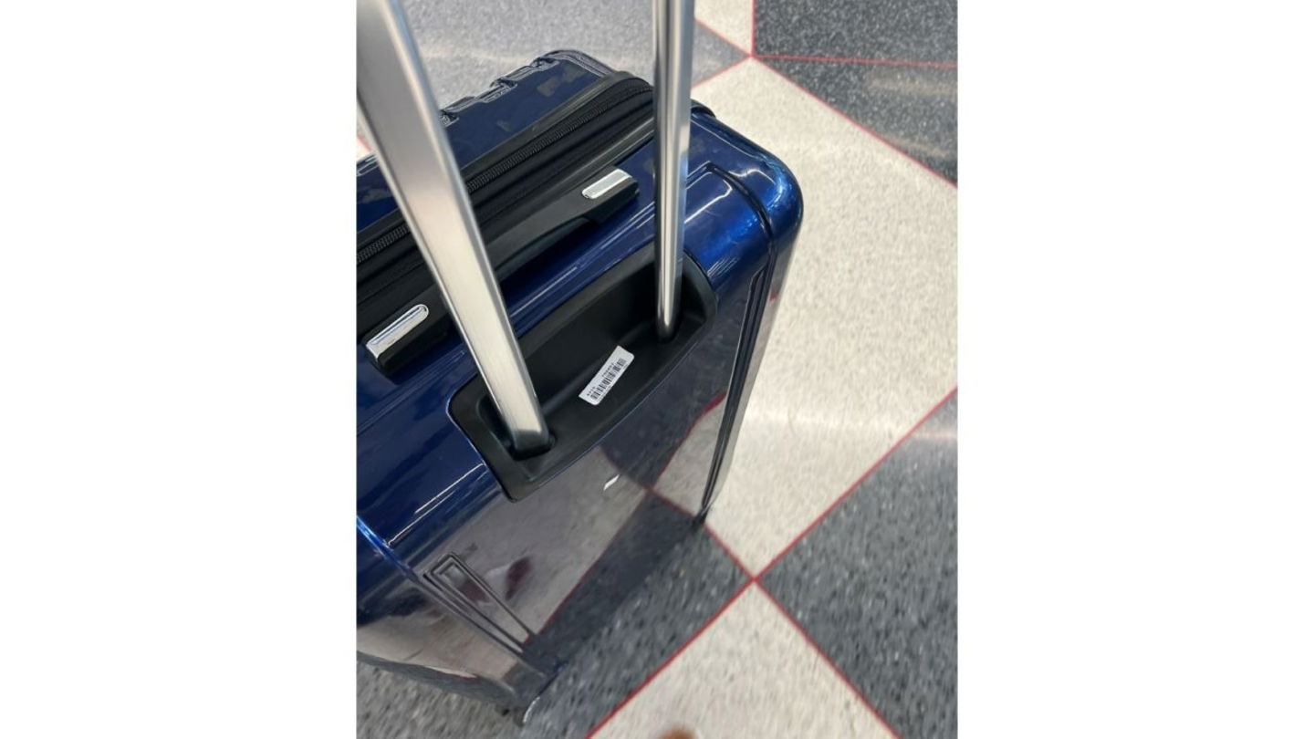 La aerolínea le dijo que su maleta estaba perdida para siempre. Pero llevaba un AirTag en ella...