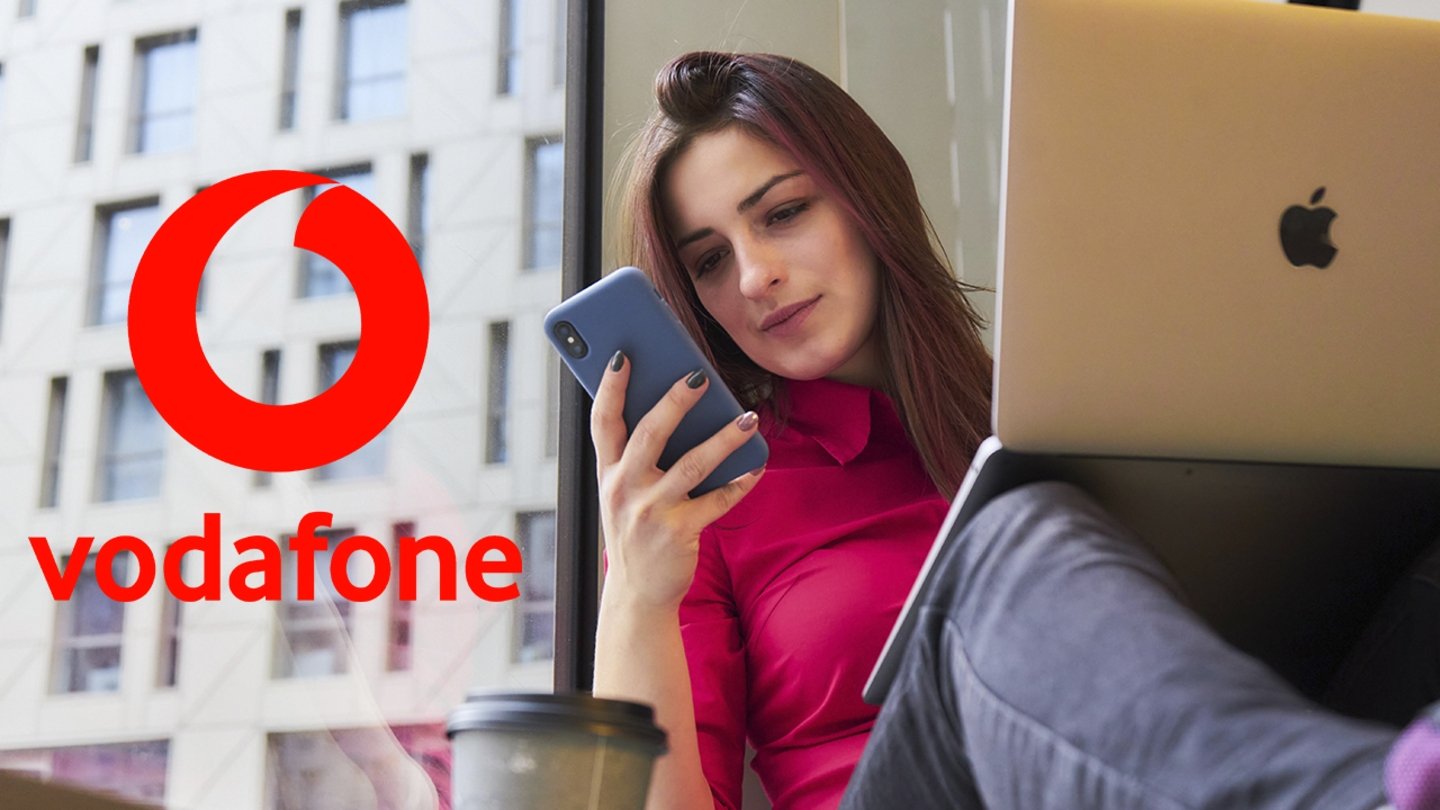 Mujer llamando con logo de Vodafone