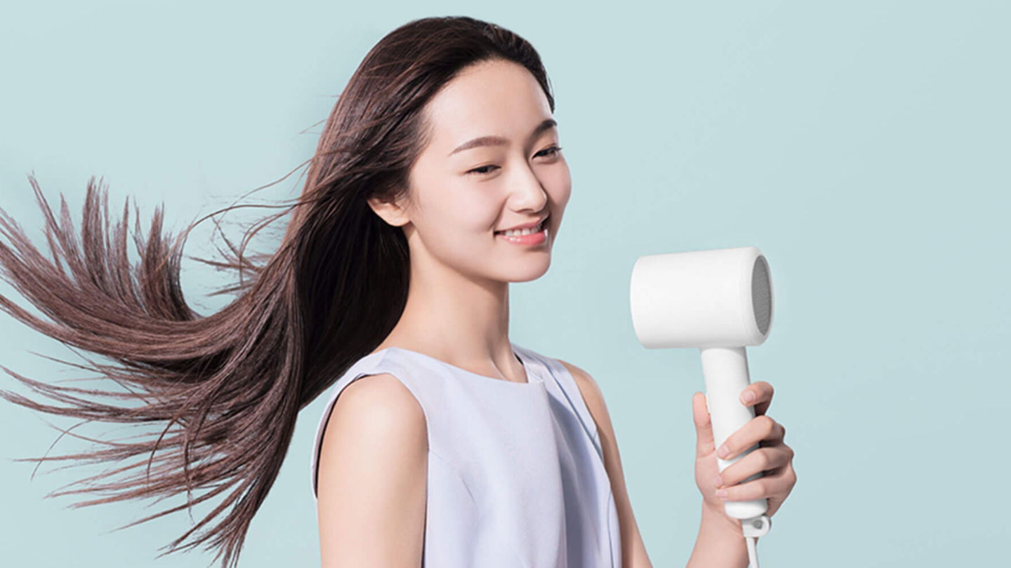 Chica usando Mi Ionic Hair Dryer H300