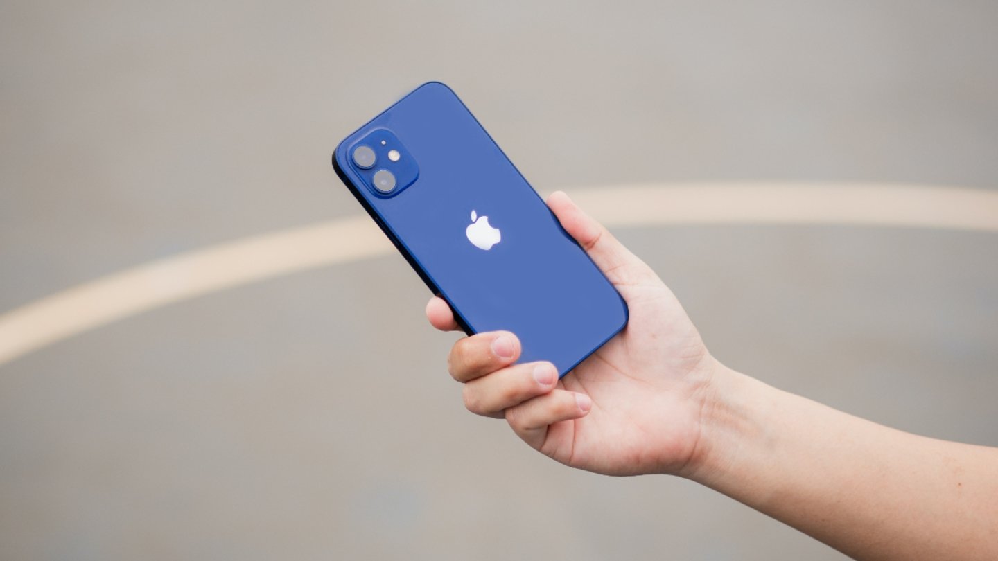 Parte trasera del iPhone 12 en color azul