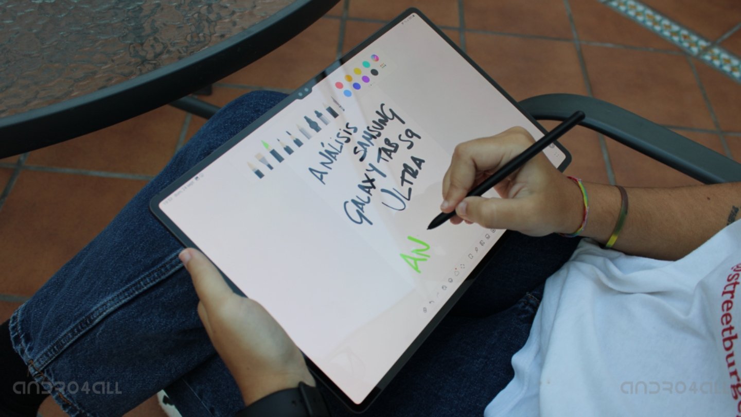 Persona escribiendo en la Samsung Galaxy Tab S9 Ultra