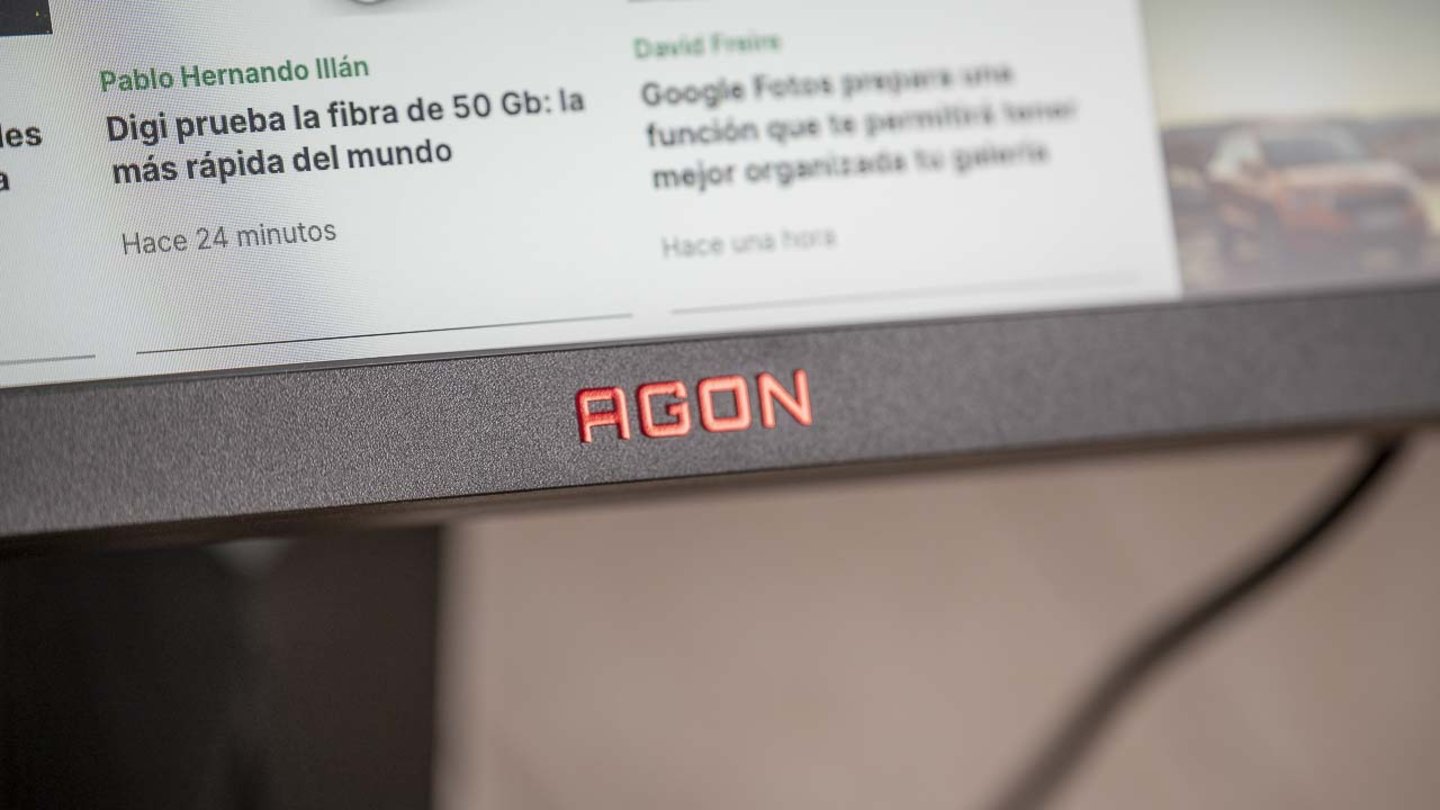 Vista frontal del logo de AGON en el monitor AGON AG405UXC