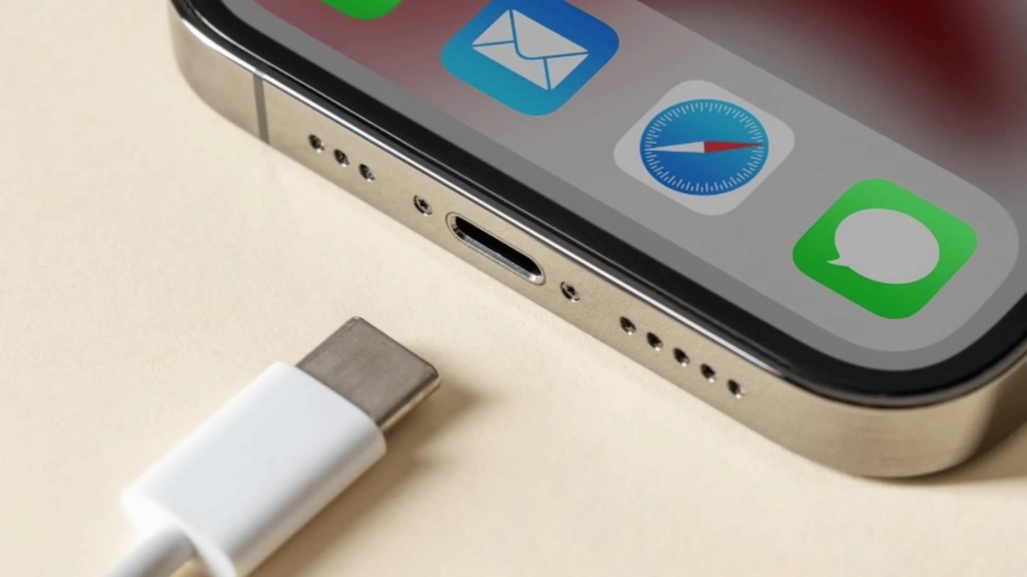 Cable USB-C junto a iPhone