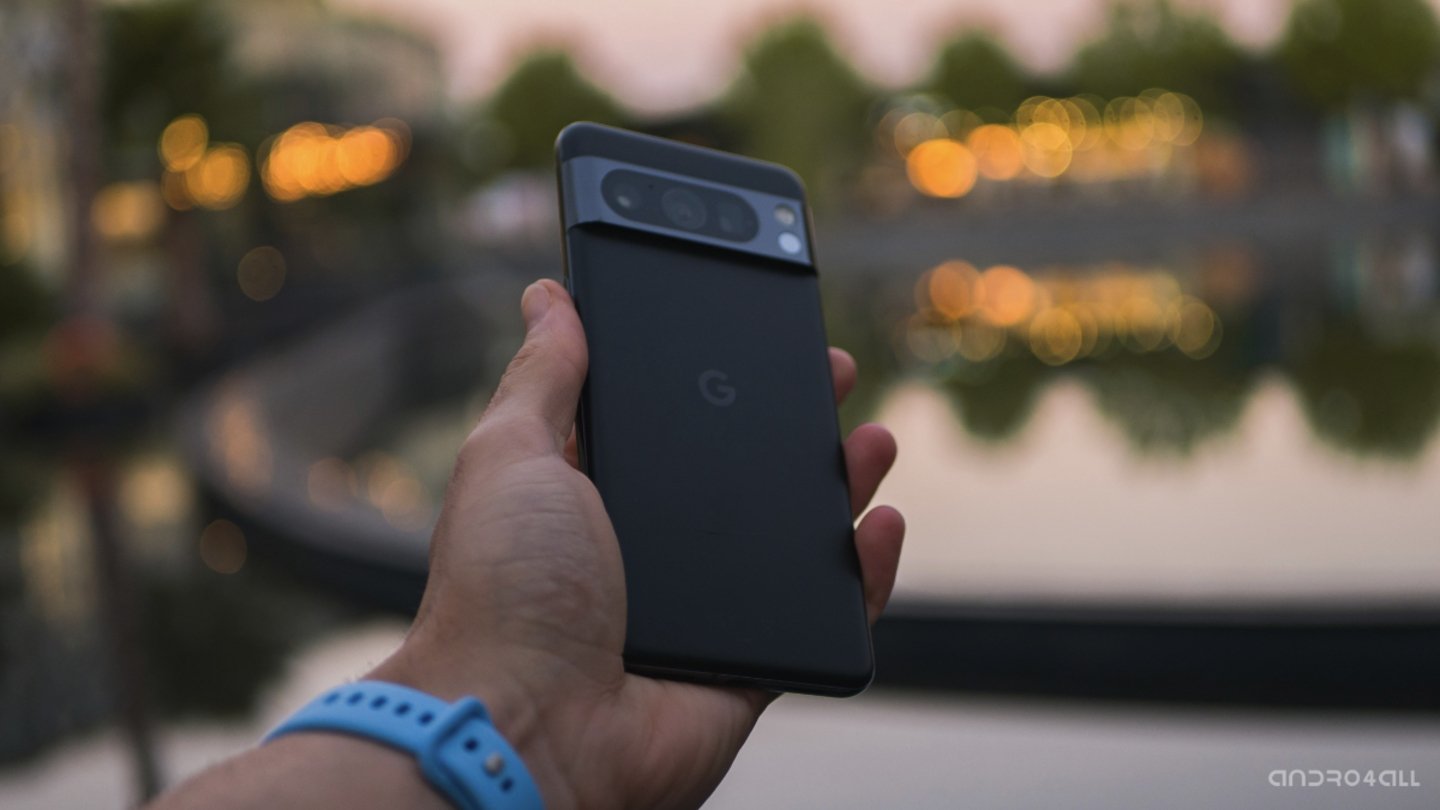 Google Pixel 8 Pro negro en la mano