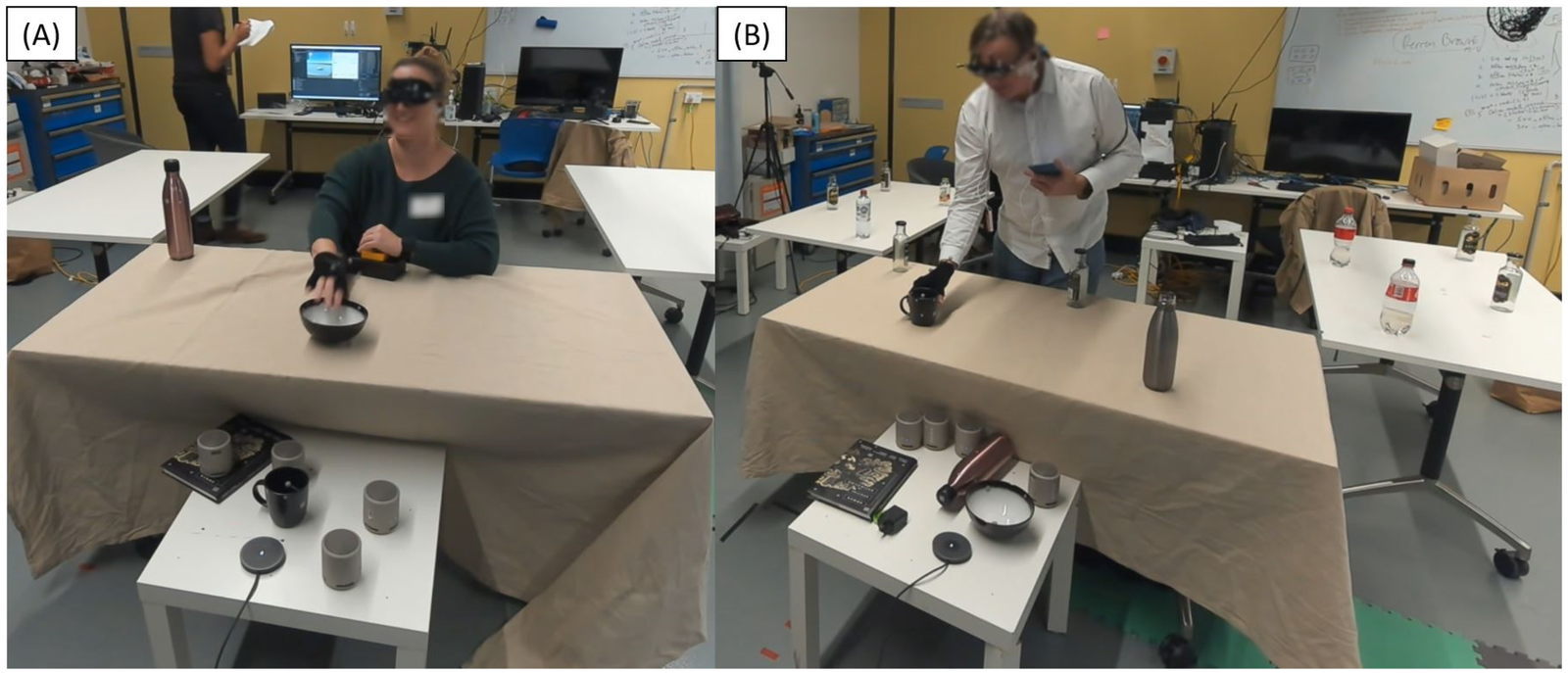 dos personas invidentes utilizando estas gafas para sentir la presencia de objetos