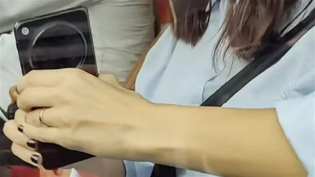 Pillan a una famosa actriz utilizando el móvil plegable de OnePlus semanas antes de su presentación