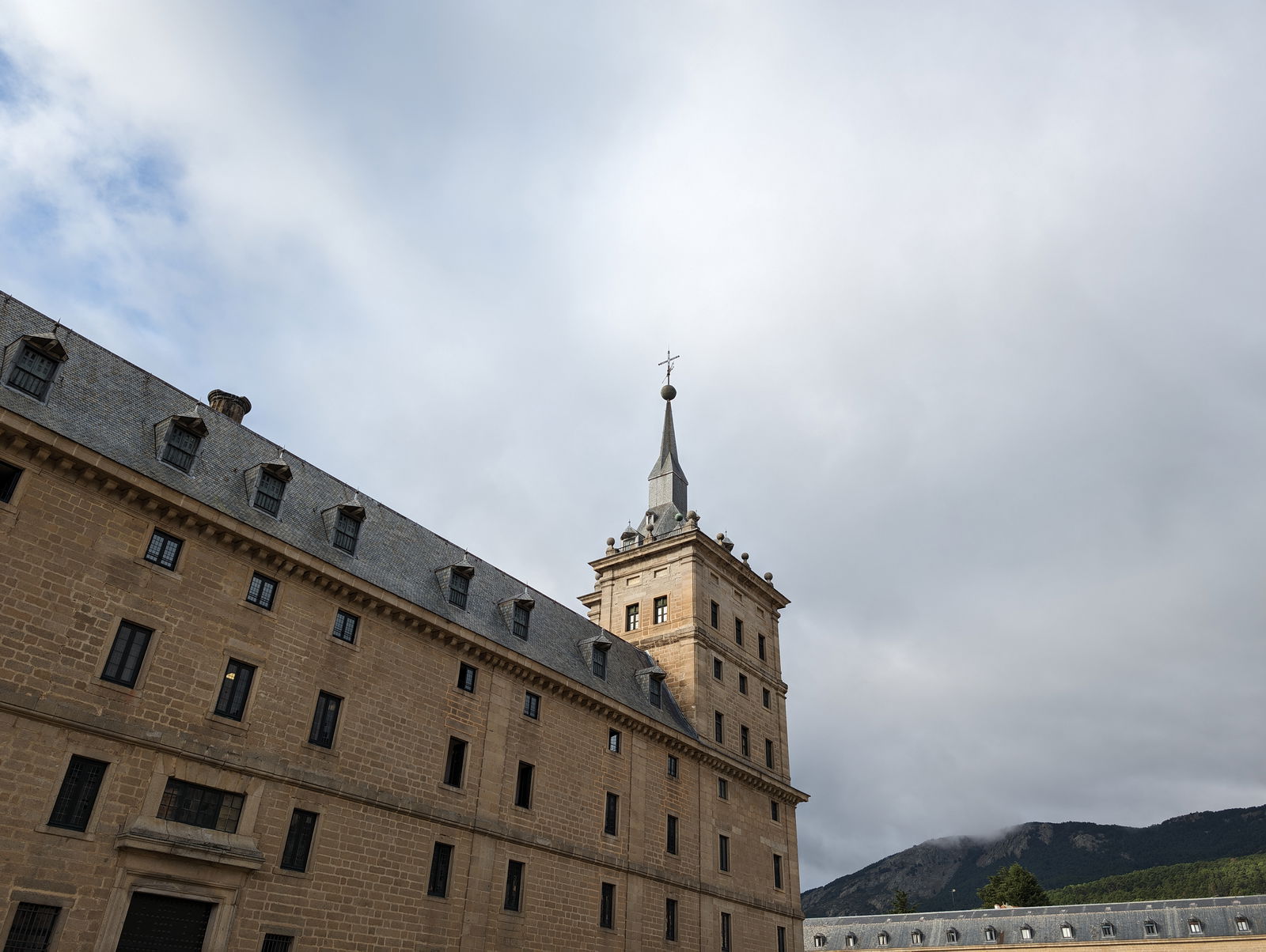 Una fotografía de una de las esquinas de San Lorenzo de El Escorial