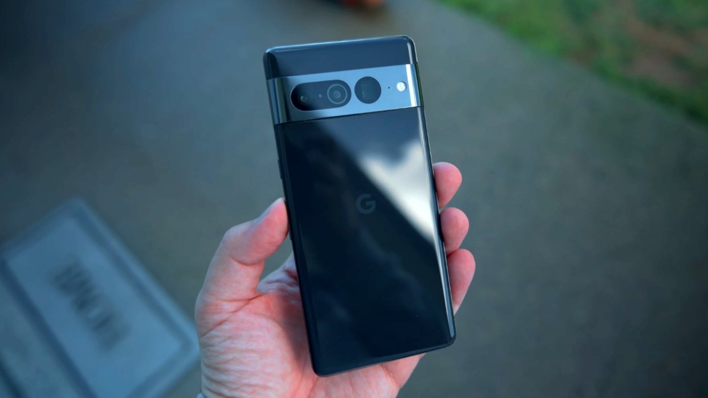 Google Pixel 7 Pro negro en la mano