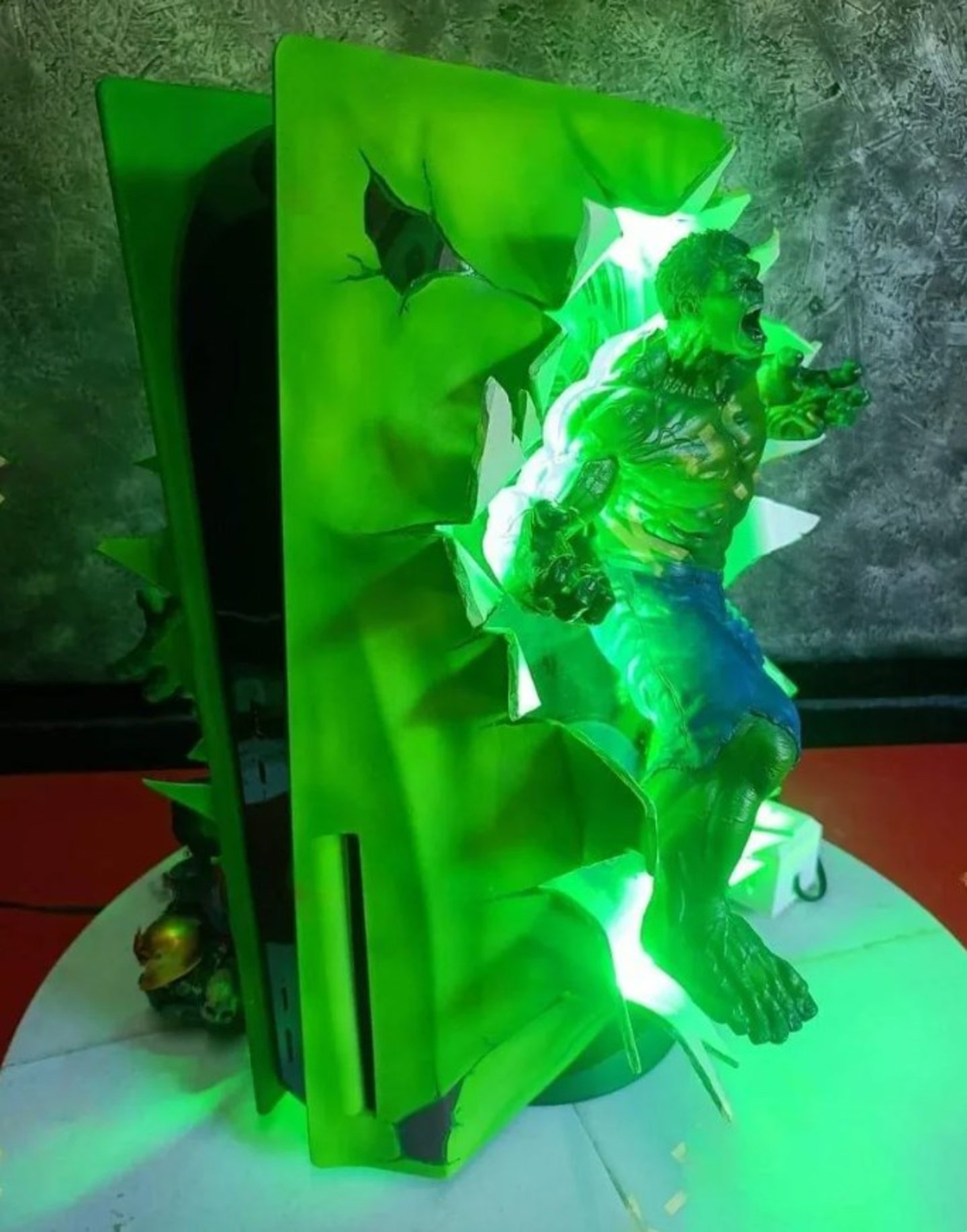 Cette coque de PS5 personnalisée avec Hulk capture toute la force  destructrice du héros de Marvel